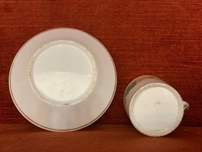 Tasse litron et sa sous-tasse en porcelaine...