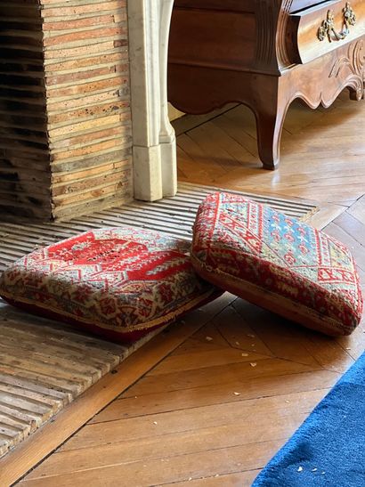 Deux repose-pieds garnis d'un tissage polychrome...