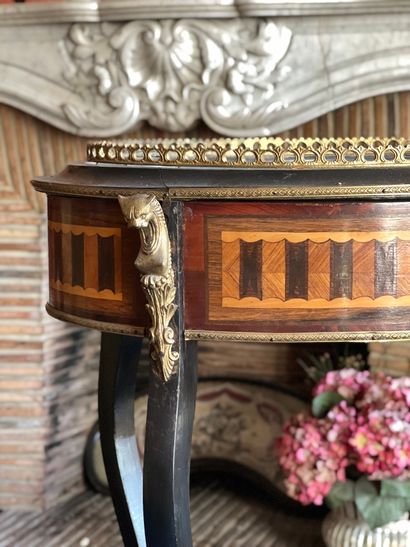 Meuble jardinière en marqueterie, les pieds...
