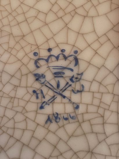 Boîte couverte en porcelaine craquelée à...