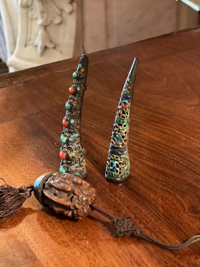 Deux faux-ongles en argent bas-titre à décor...