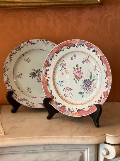Deux assiettes en porcelaine de la Compagnie...