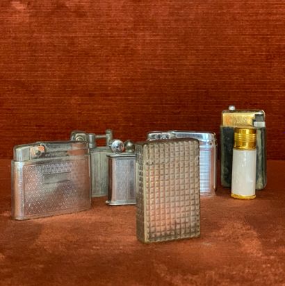 Un briquet Dupont en métal argenté (usures).

On...