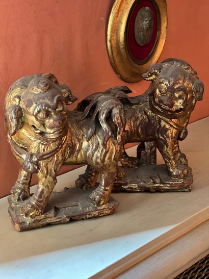 Deux chiens de Fô en bois doré 

De style...