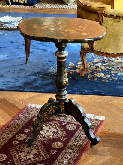 Petite table guéridon tripode à décor en...