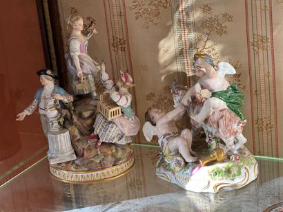 Deux statuettes en porcelaine polychromes...