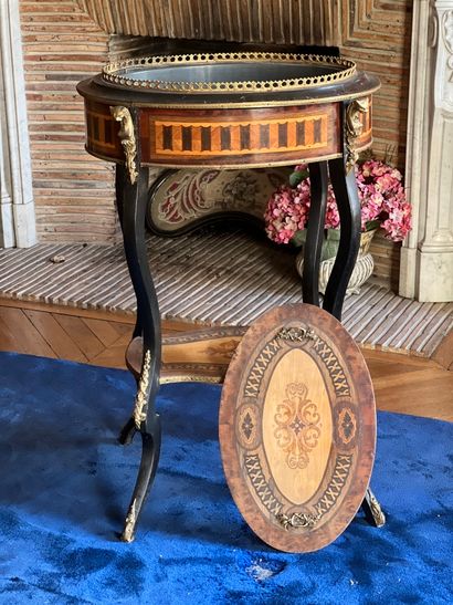 Meuble jardinière en marqueterie, les pieds...