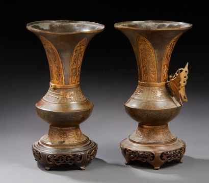 Paire de vases en bronze de forme évasée...