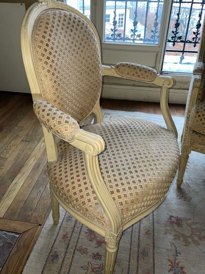 Salon recomposé comprenant trois fauteuils...
