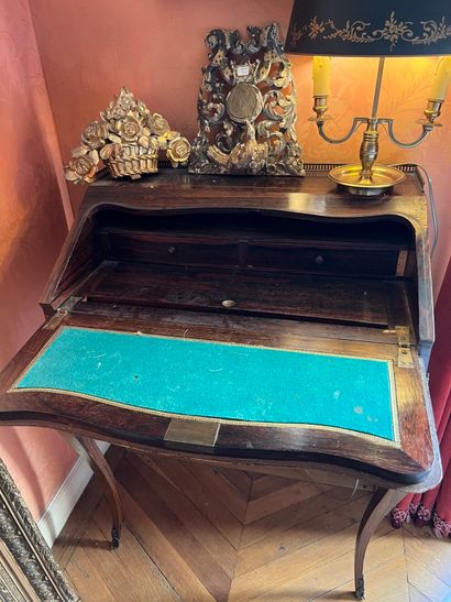 Petit bureau de pente de forme mouvementée...
