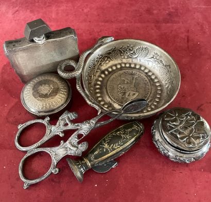 Petit lot de boîtes et objets en argent