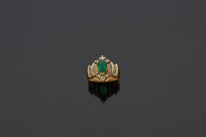 Bague en or jaune 14K (585 millièmes) centrée...