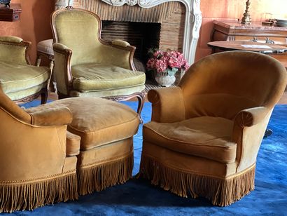 Paire de bergères et un pouf, garnis d'un...