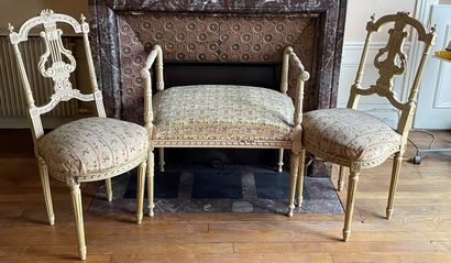 Paire de chaises en bois laqué blanc sculpté...