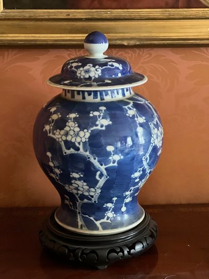 Potiche couverte en porcelaine de Chine à...