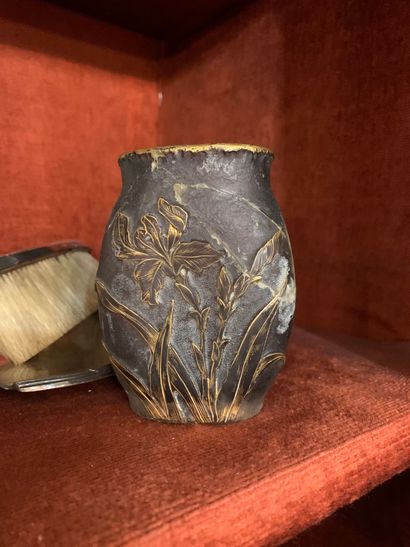 Petit vase Daum à décor taillé en camée à...