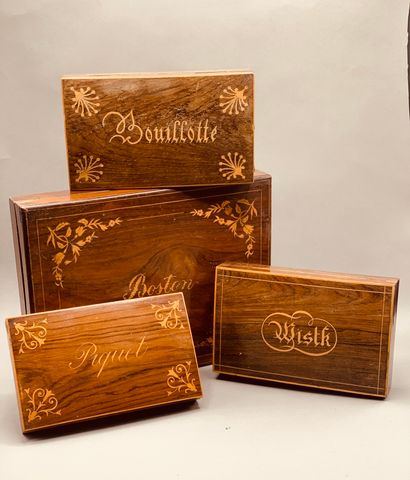 Quatre boîtes à jeux romantiques dont :

Une...