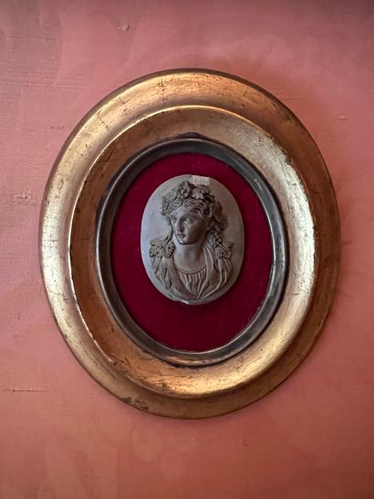 Camée en pierre de lave représentant Bacchus...