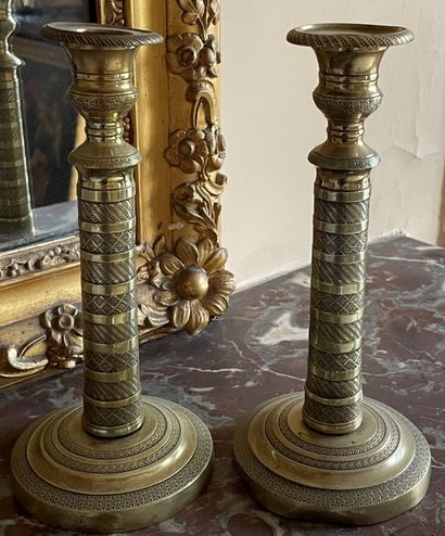 Paire de bougeoirs en laiton, fût en colonne...