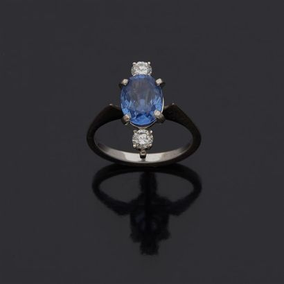 Bague en or gris 18K (750 millièmes) sertie...