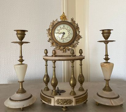 Garniture de cheminée, pendule et deux bougeoirs...