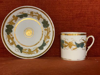 Tasse litron et sa sous-tasse en porcelaine...