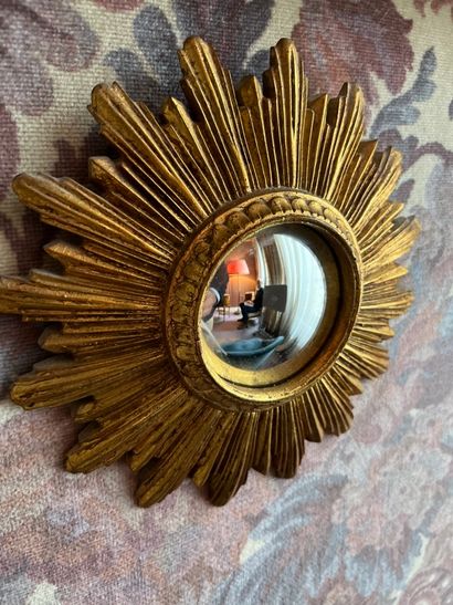 Petit miroir de sorcière en résine dorée

Diamètre...
