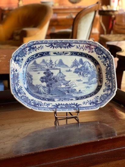 Petit plat en porcelaine de la Compagnie...