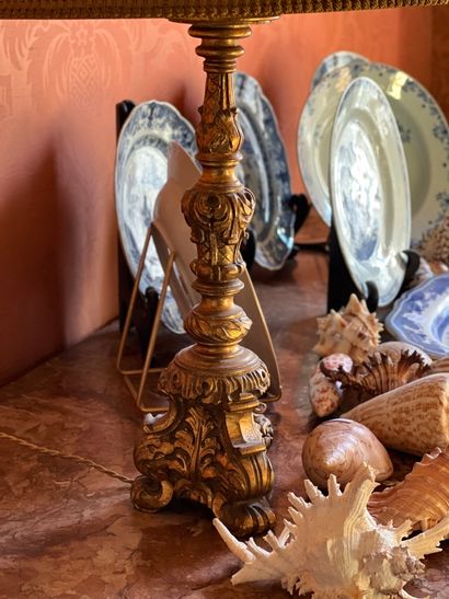 Pied de lampe en bois doré 

Hauteur : 35...