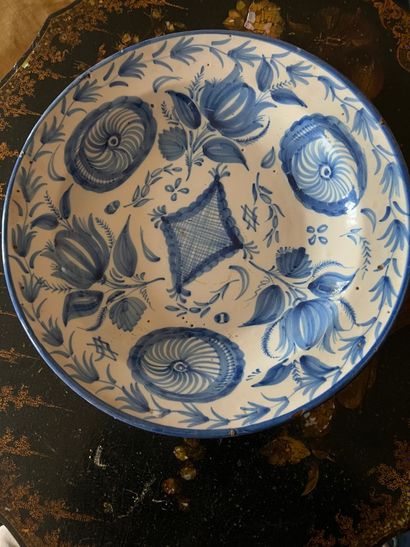 Plat rond en faïence bleu-blanc à décor stylisé...