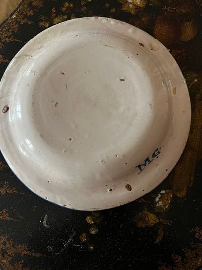 Plat rond en faïence bleu-blanc à décor stylisé...