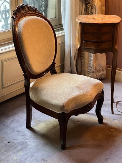 Chaise basse en bois sculpté à décor fleuri

Epoque...