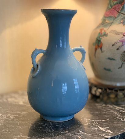 Vase de forme balustre en porcelaine bleu...