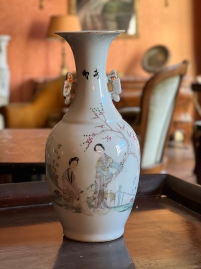 Vase en porcelaine de Chine à décor polychrome...