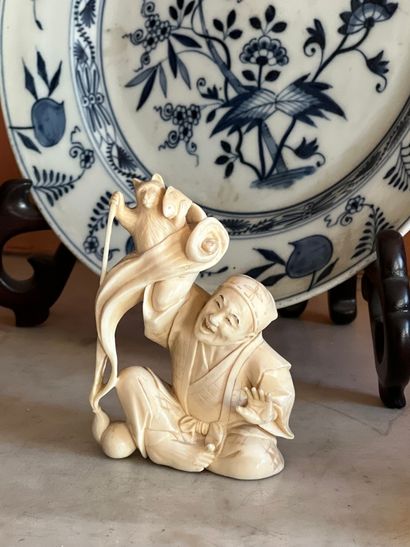 Okimono en ivoire sculpté représentant un...