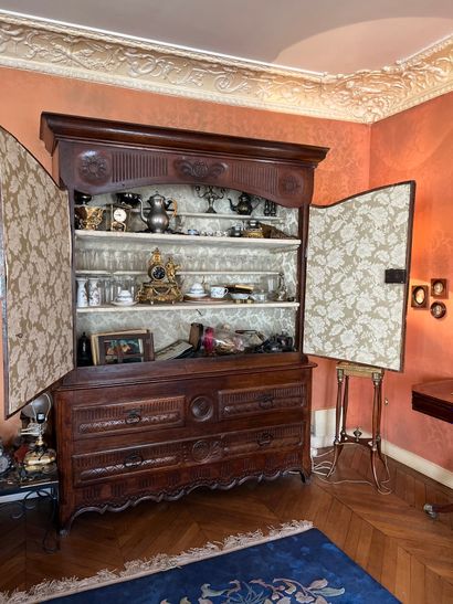 Buffet de présentation formant commode dans...