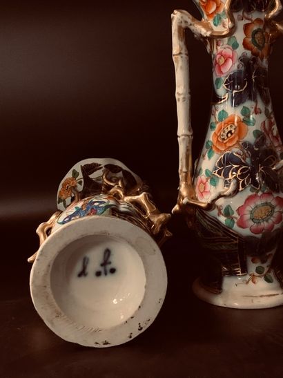 Paire de vases en porcelaine de Bayeux à...