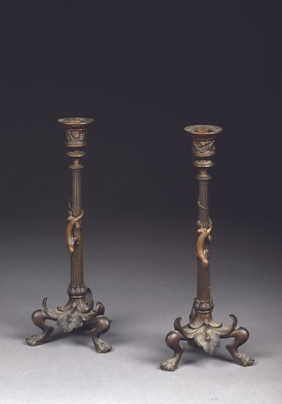 Paire de bougeoirs en bronze, le fût cannelé...