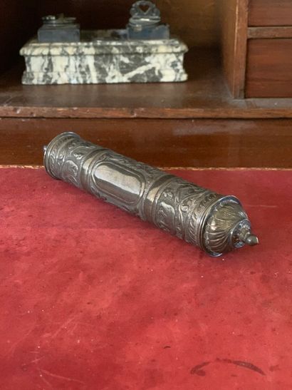 Etui en métal argenté tubulaire à décor estampé...