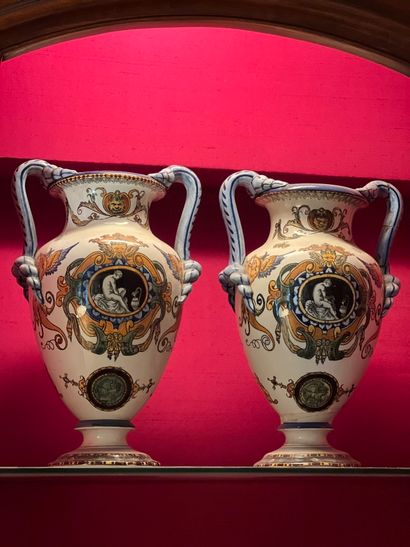 Paire de vases en faïence dans le goût de...