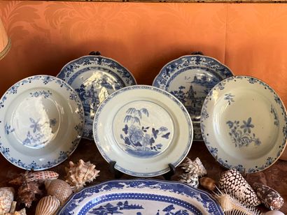 Six assiettes en porcelaine de la Compagnie...