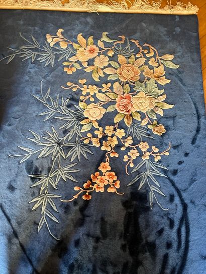 Tapis chinois en soie à fond bleu orné de...