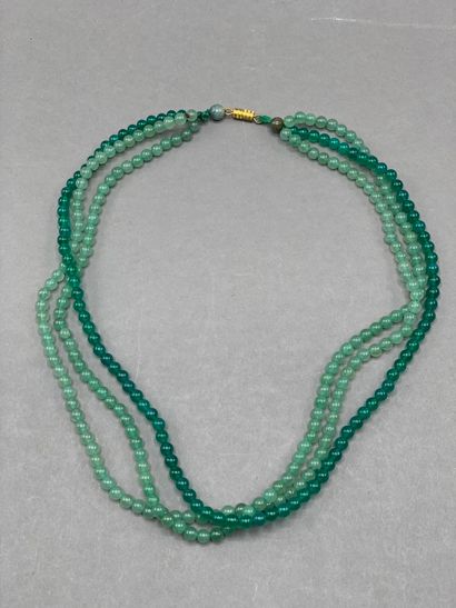 Collier trois rangs de perles de calcédoine...