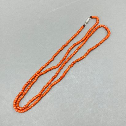 Collier de petites perles de corail rouge...