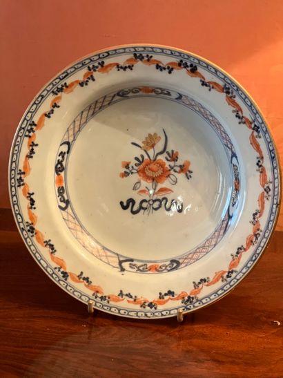 Assiette creuse en porcelaine de la Compagnie...