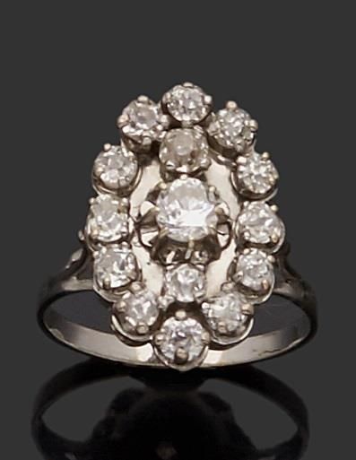 Bague marquise en or gris 18K (750 millièmes)...