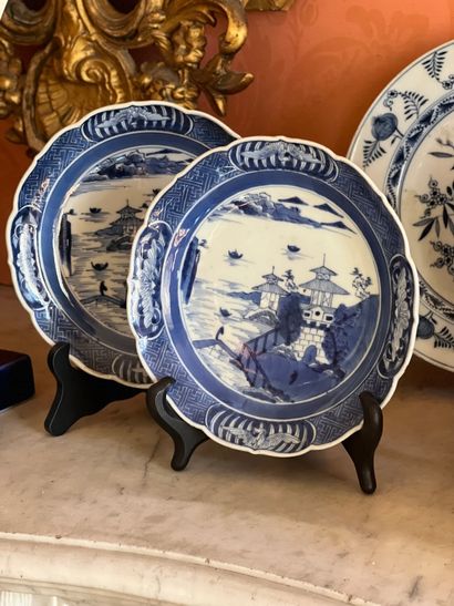Paire d'assiettes en porcelaine en Compagnie...