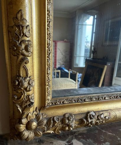 Miroir en stuc doré, le haut cintré (accidents...