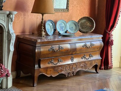 Commode basse en bois naturel sculpté ouvrant...