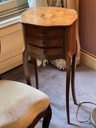 Table de nuit à trois tiroirs en bois de...